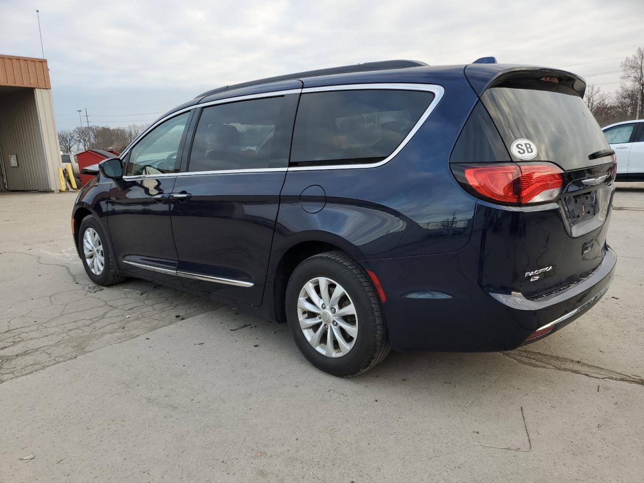 2C4RC1BG2HR514299 2017 CHRYSLER PACIFICA - Image 2