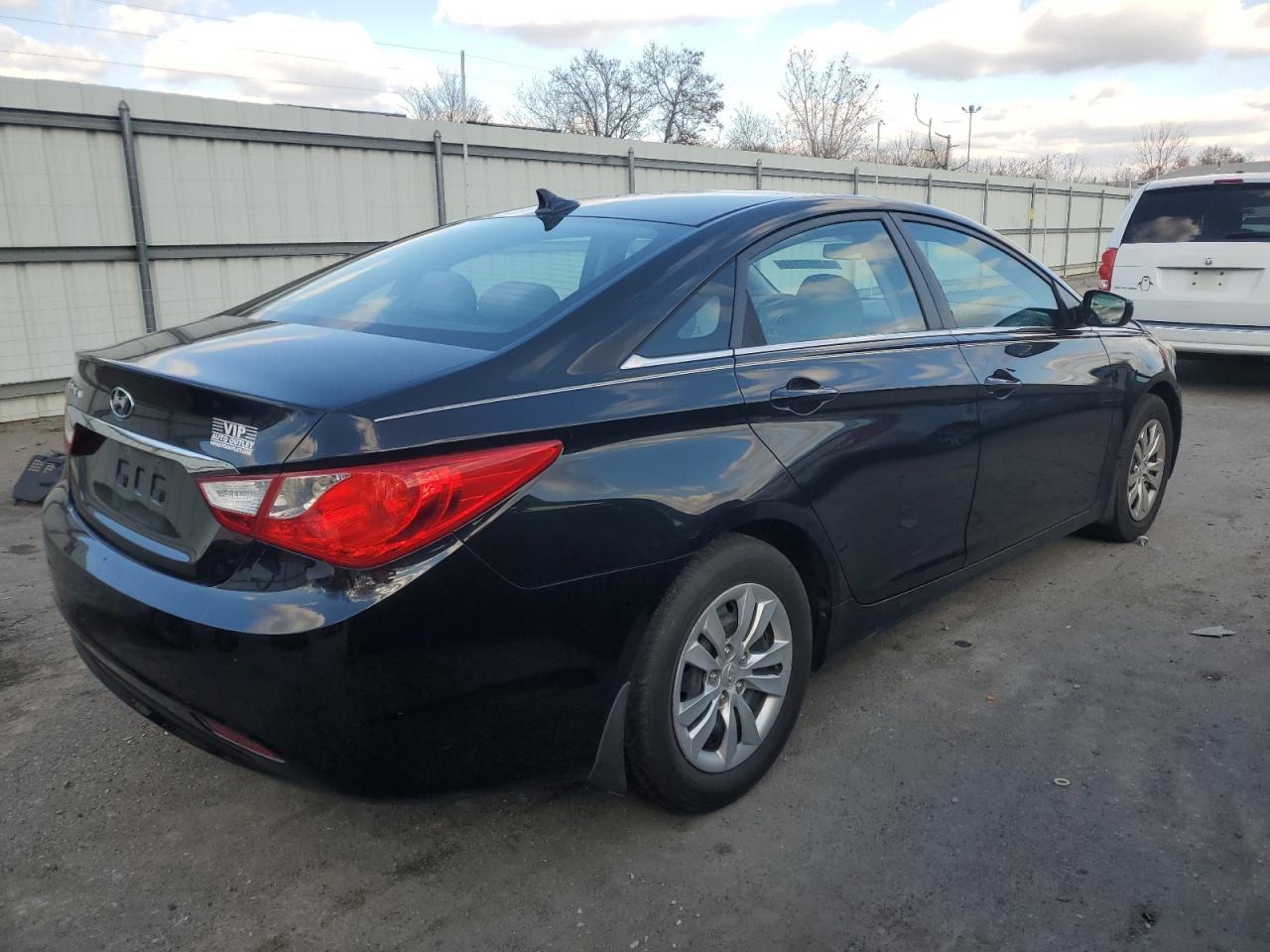 2011 Hyundai Sonata - Image 3
