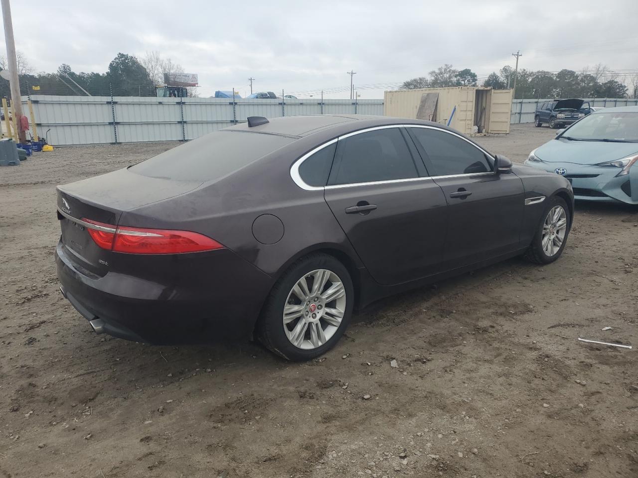 VIN SAJBD4BV1HCY27546 2017 JAGUAR XF no.3