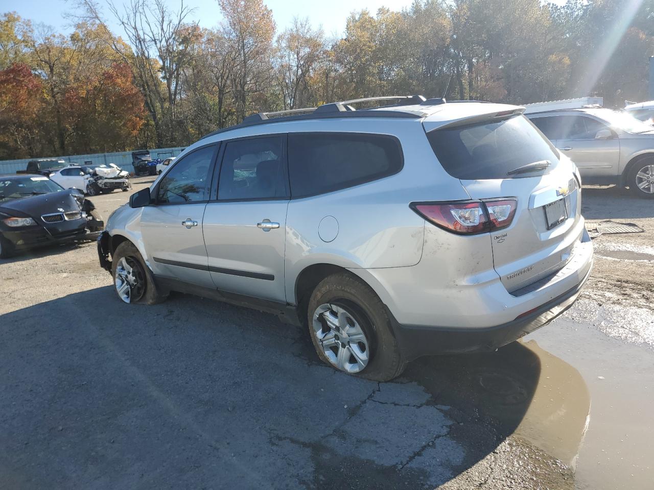 VIN 1GNKRFED2HJ311021 2017 CHEVROLET TRAVERSE no.2