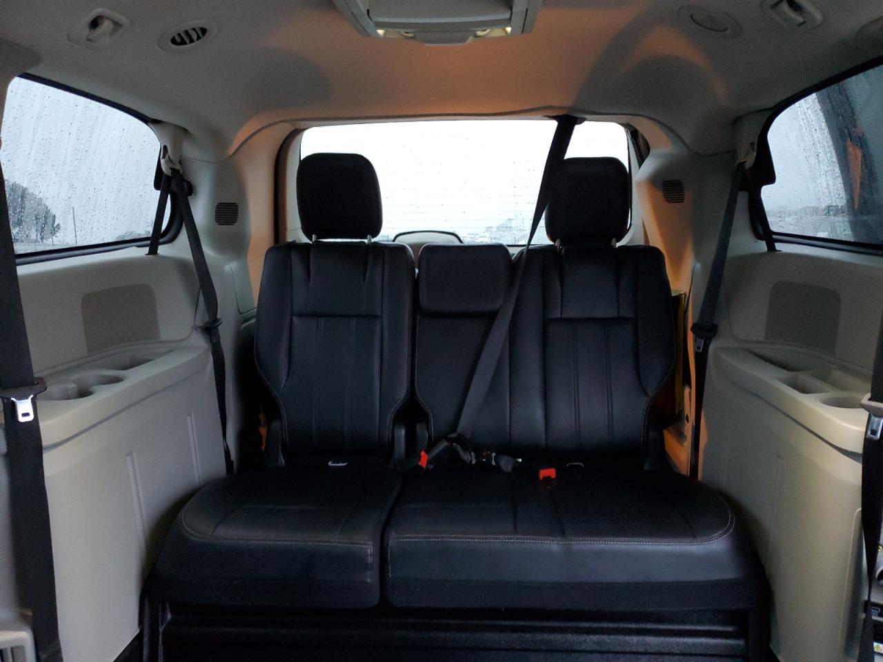 2016 Chrysler Town & Country - Image 10