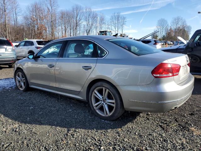 Sedans VOLKSWAGEN PASSAT 2012 Srebrny