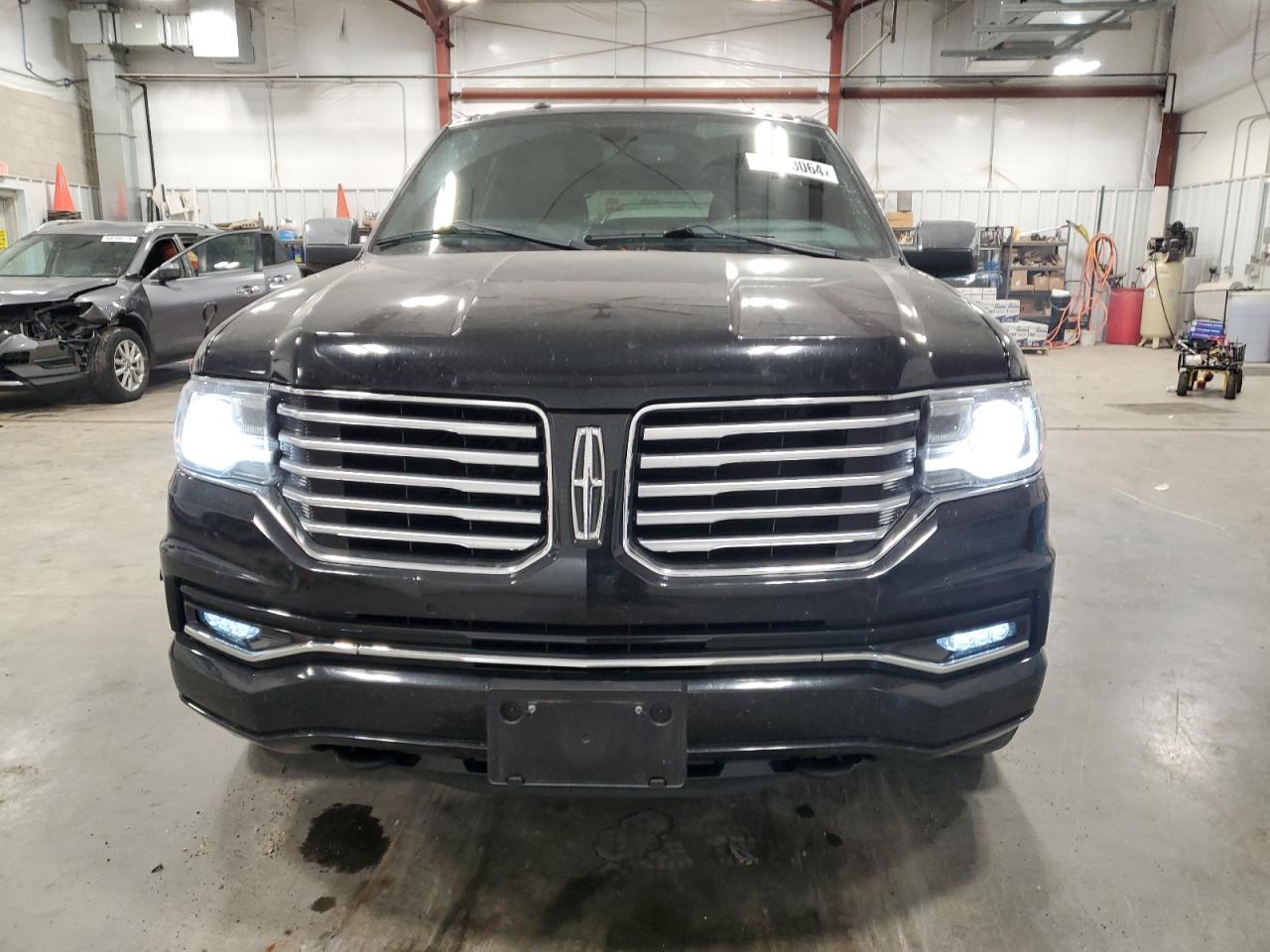 2017 Lincoln Navigator - Image 5
