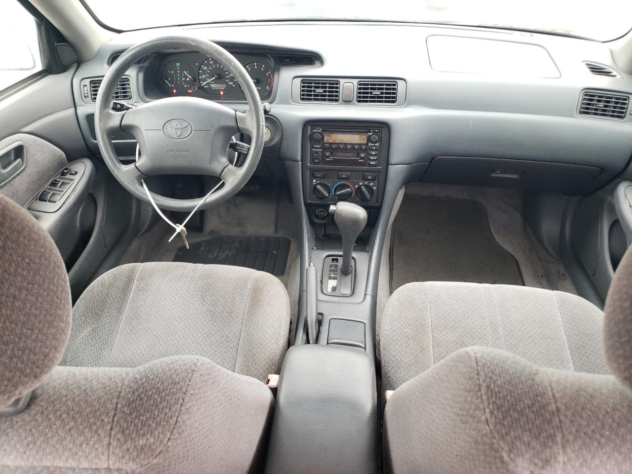 2000 Toyota Camry Le VIN: 4T1BF22K2YU942469 Lot: 82617554