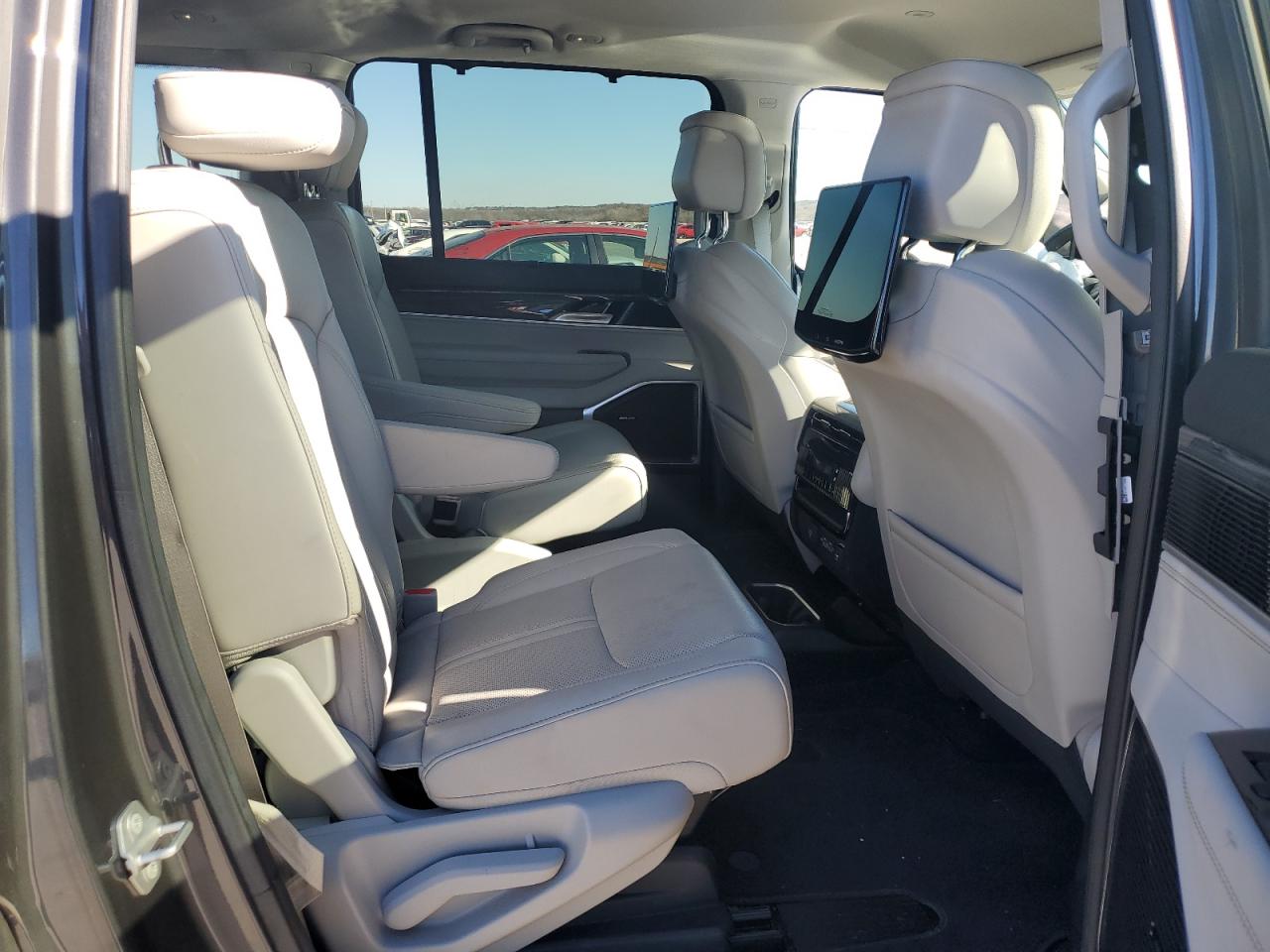 2022 Jeep Grand Wagoneer - Image 11