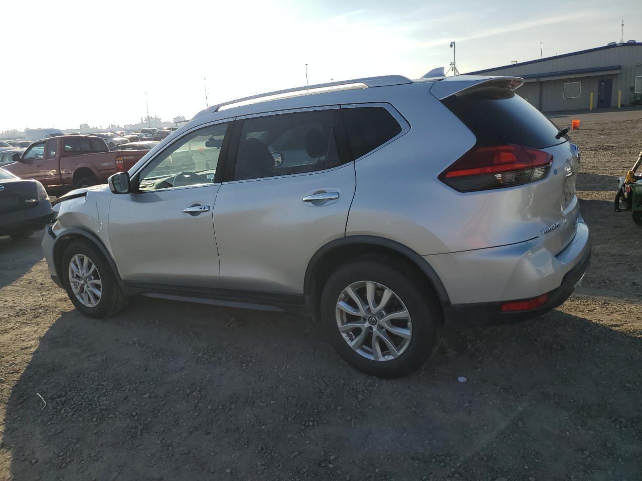 JN8AT2MT8HW392444 2017 NISSAN ROGUE - Image 2