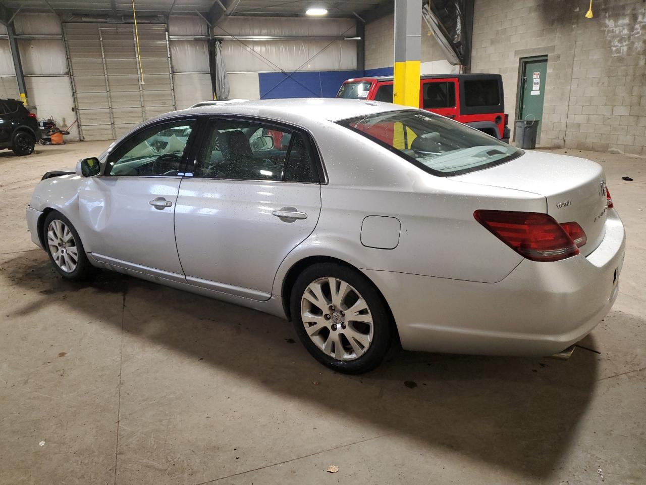 2009 Toyota Avalon - Image 2