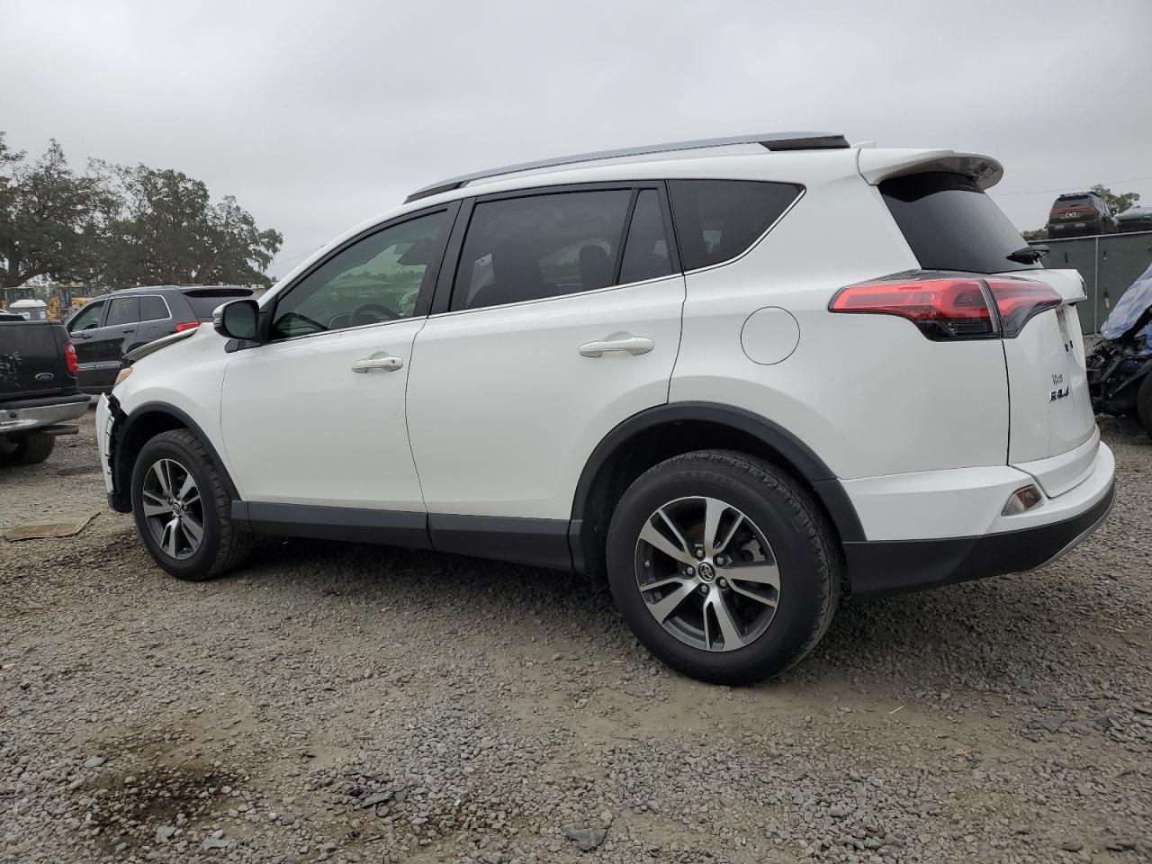 VIN JTMWFREV0HJ719899 2017 TOYOTA RAV4 no.2