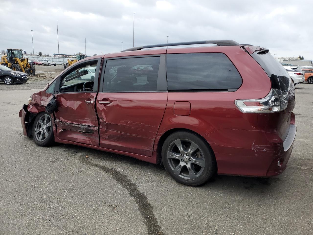 VIN 5TDXZ3DC3HS779056 2017 TOYOTA SIENNA no.2