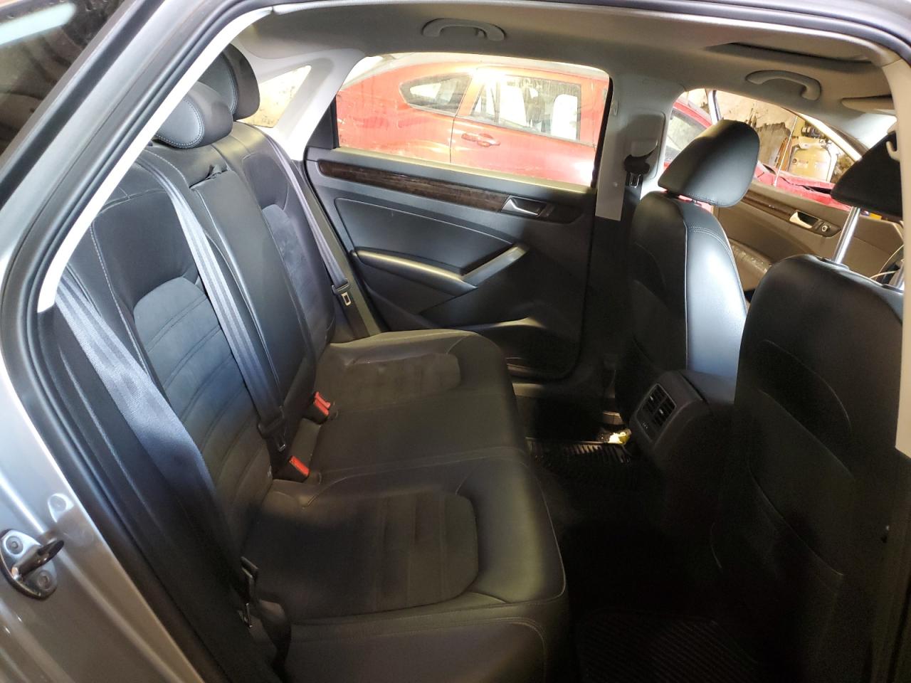 2014 Volkswagen Passat - Image 10