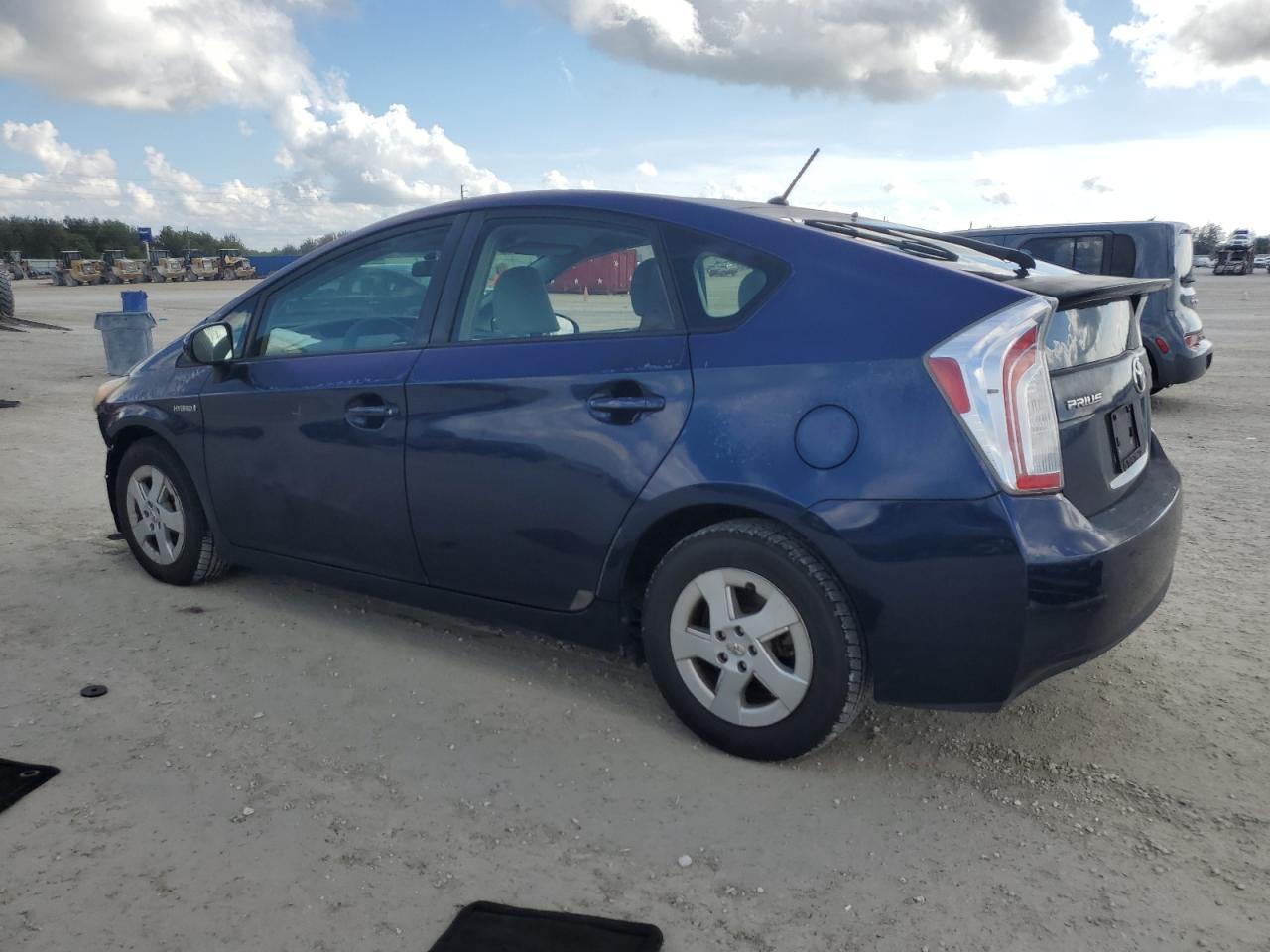 VIN JTDKN3DU6E1744129 2014 TOYOTA PRIUS no.2