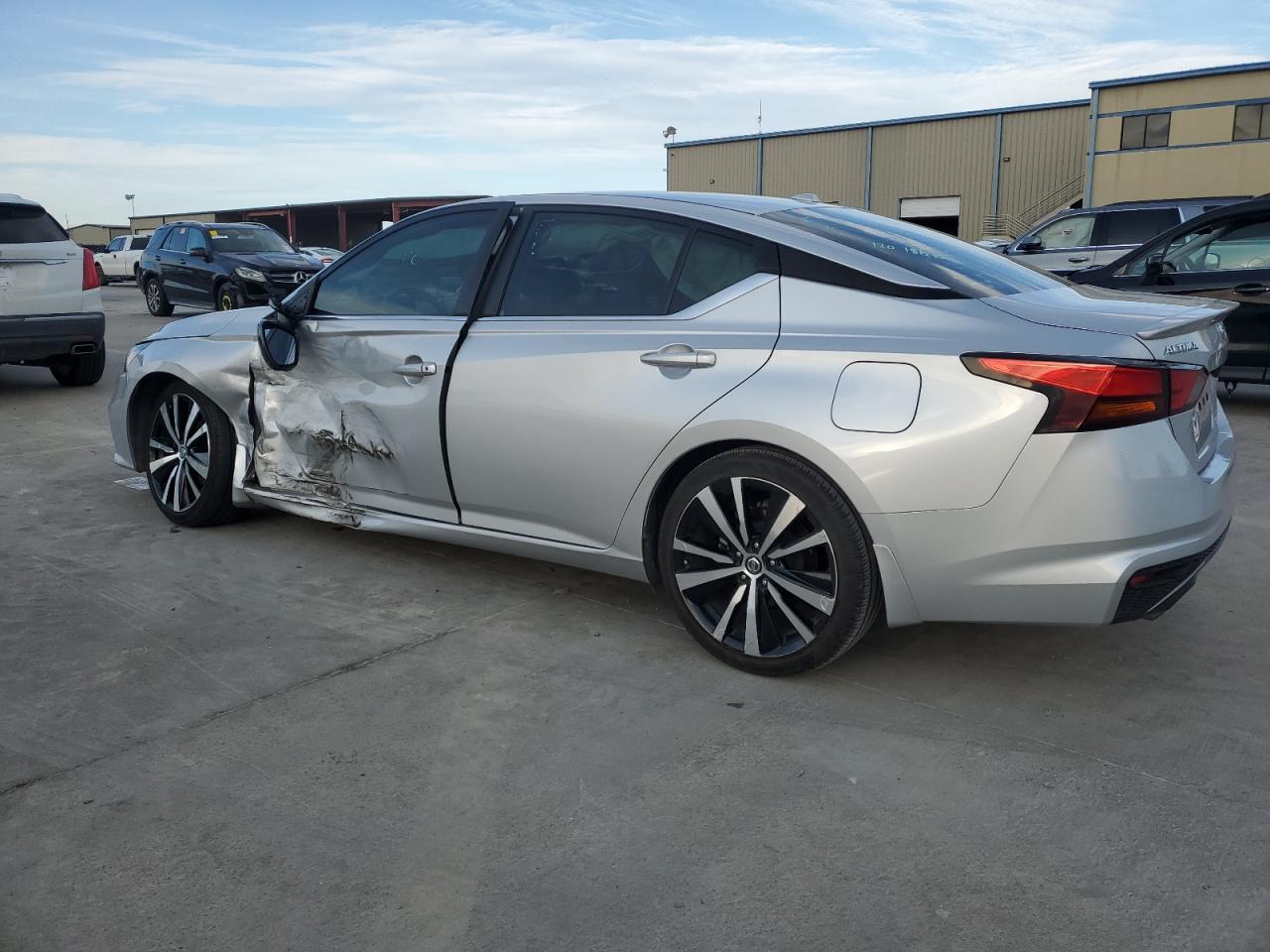 2019 Nissan Altima - Image 2