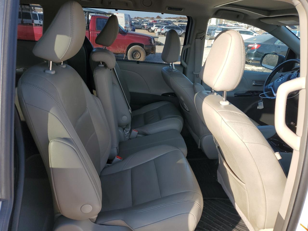2018 Toyota Sienna - Image 11
