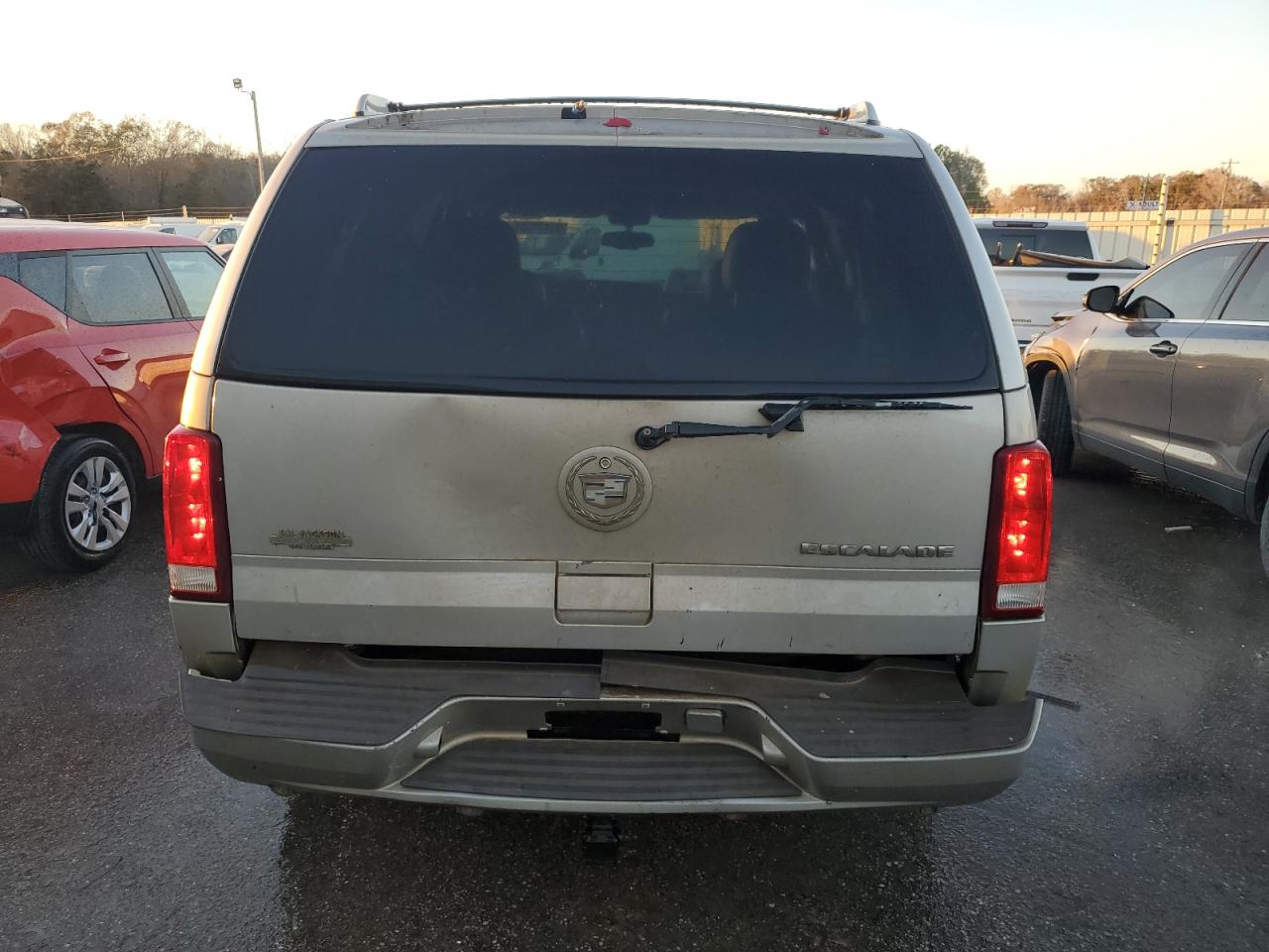 2004 Cadillac Escalade - Image 6