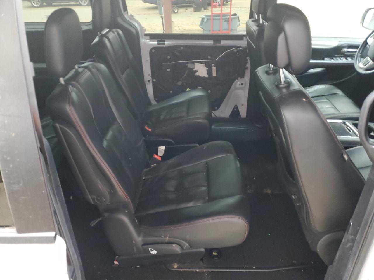 2017 Dodge Caravan - Image 11
