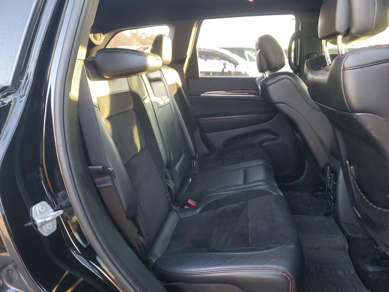 2017 Jeep Grand Cherokee - Image 11