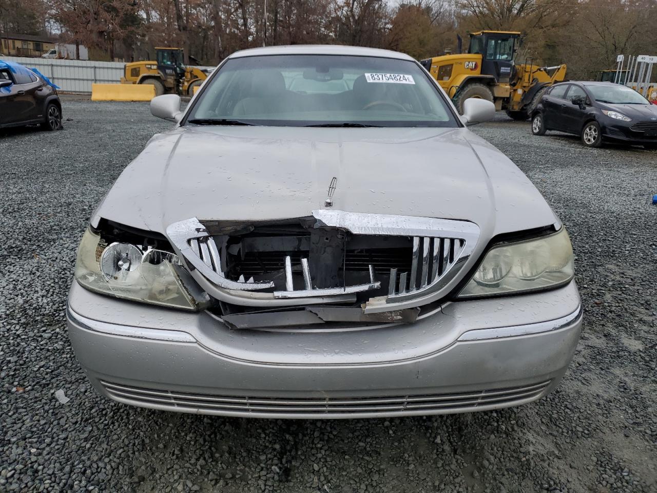 2004 Lincoln Town Car - Image 5