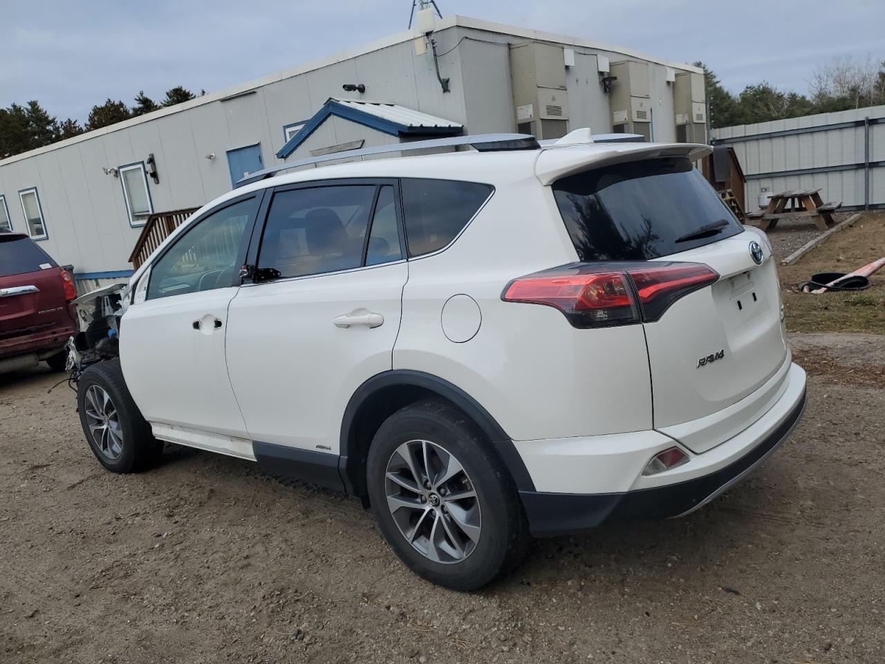 VIN JTMRJREV8JD182828 2018 TOYOTA RAV4 no.2