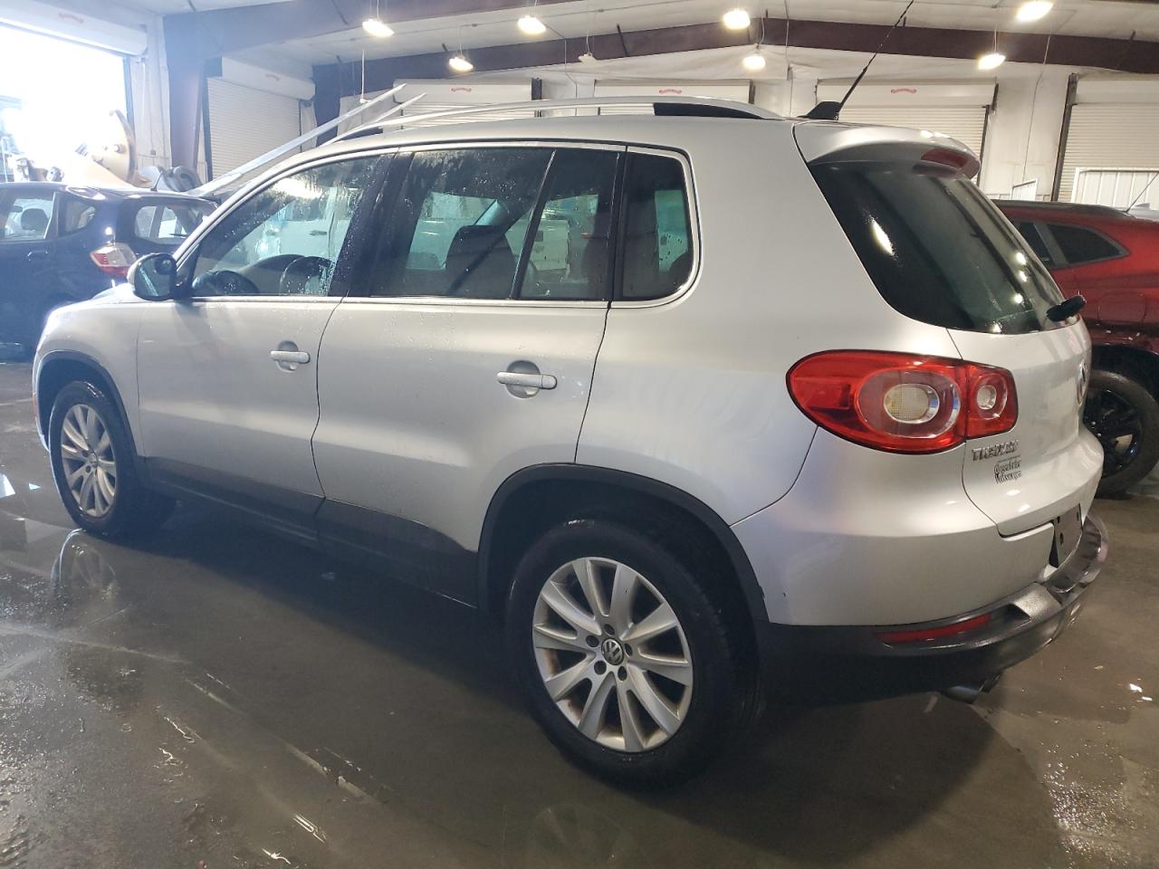 2009 Volkswagen Tiguan - Image 2