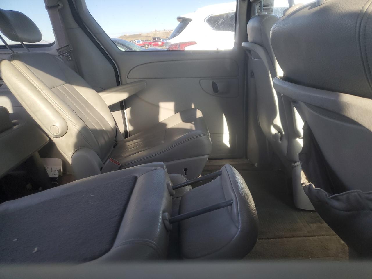 2005 Chrysler Town & Country Touring VIN: 2C4GP54LX5R196988 Lot: 87236994