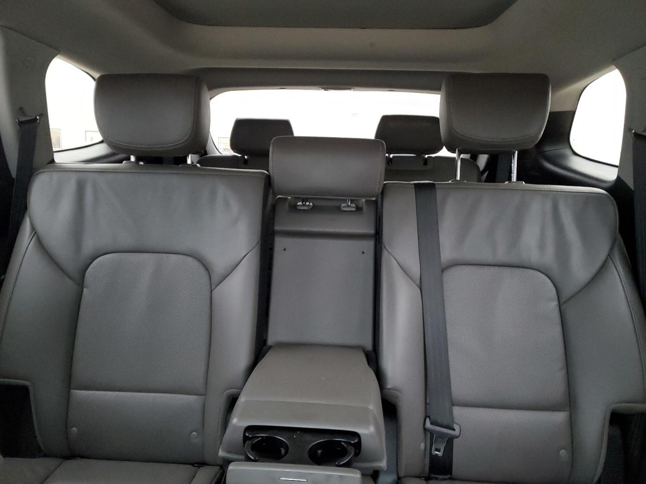 2016 Hyundai Santa Fe - Image 10