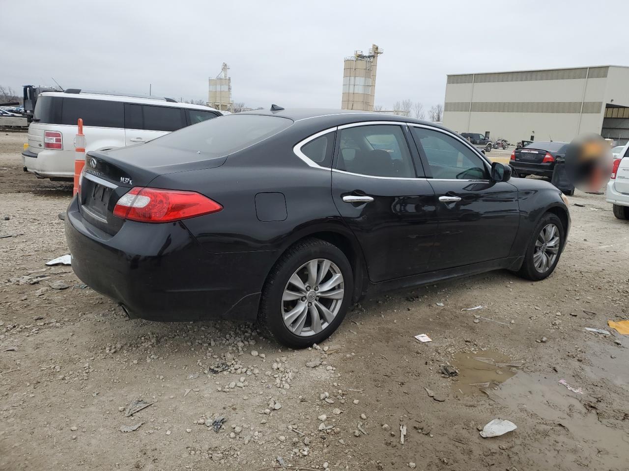 2011 Infiniti M - Image 3