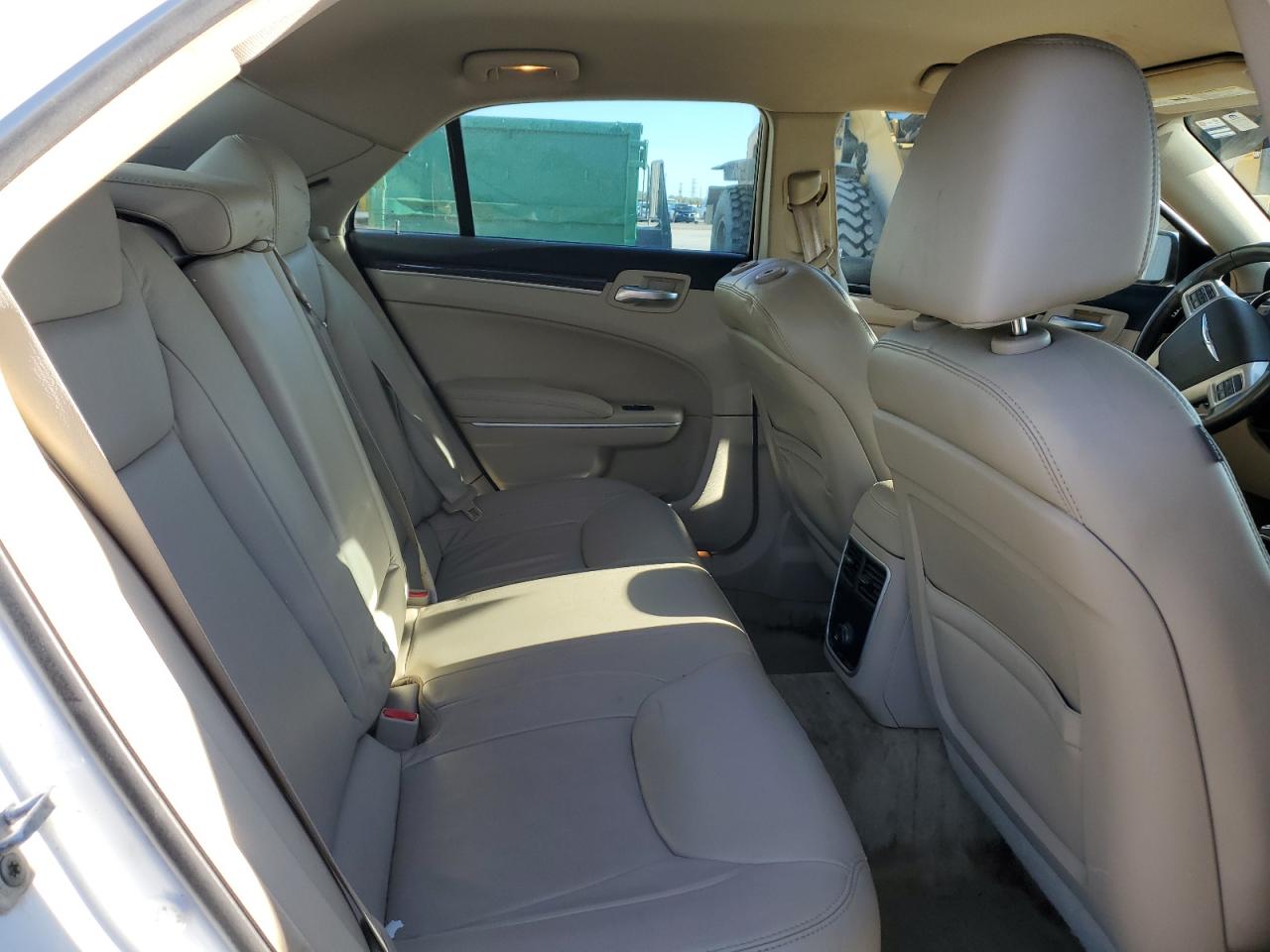 2014 Chrysler 300 - Image 10