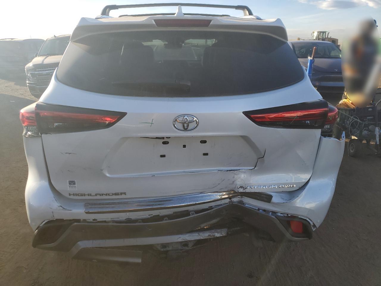 2022 Toyota Highlander - Image 6