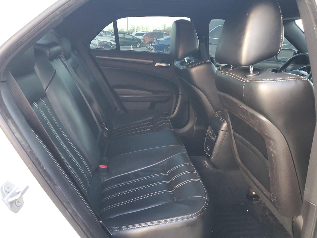 2016 Chrysler 300 - Image 10
