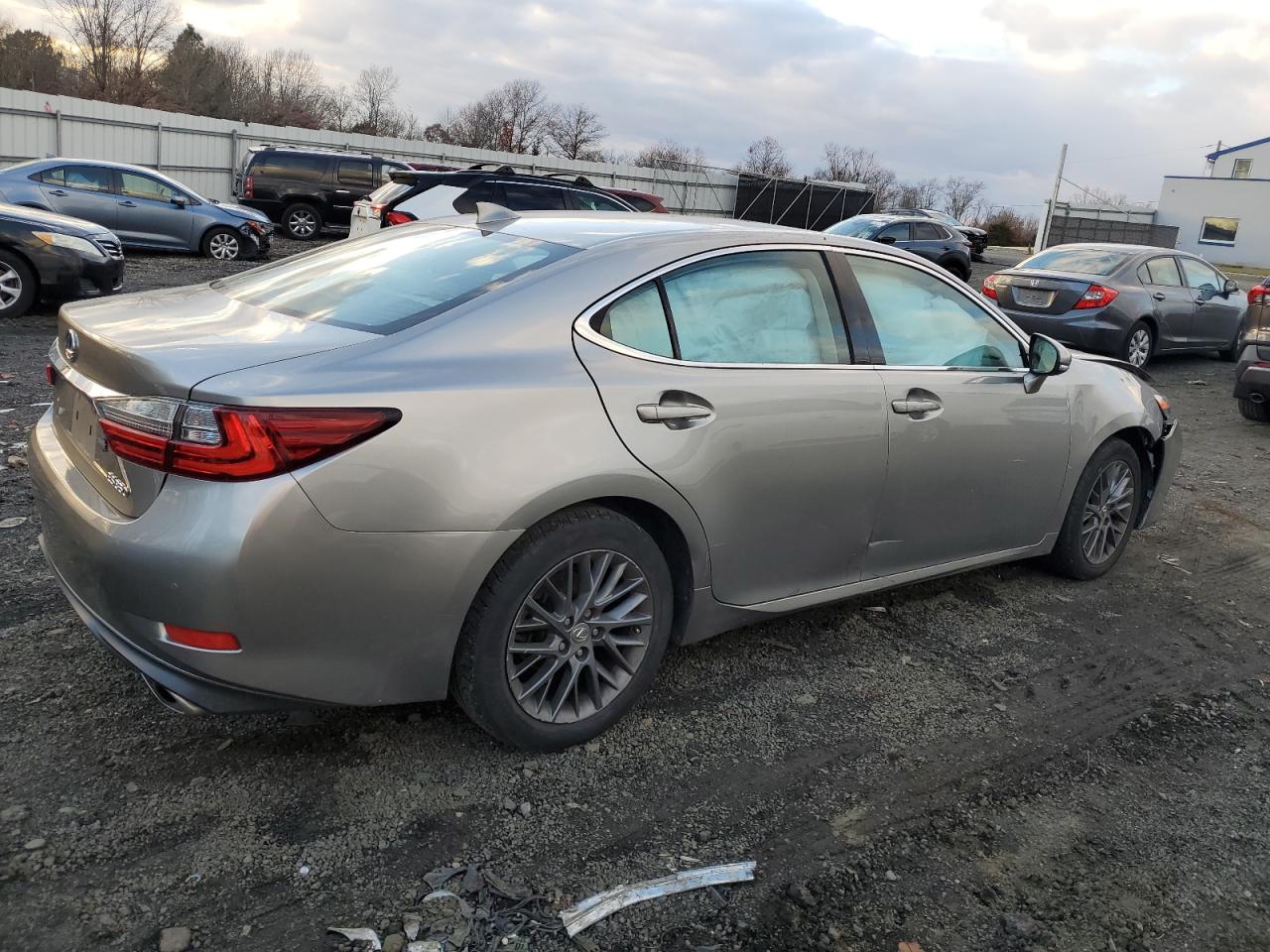 2018 Lexus ES - Image 3