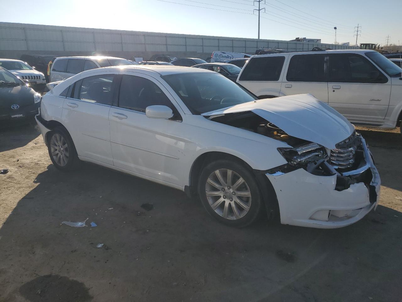 VIN 1C3CCBBG5DN703052 2013 CHRYSLER 200 no.4