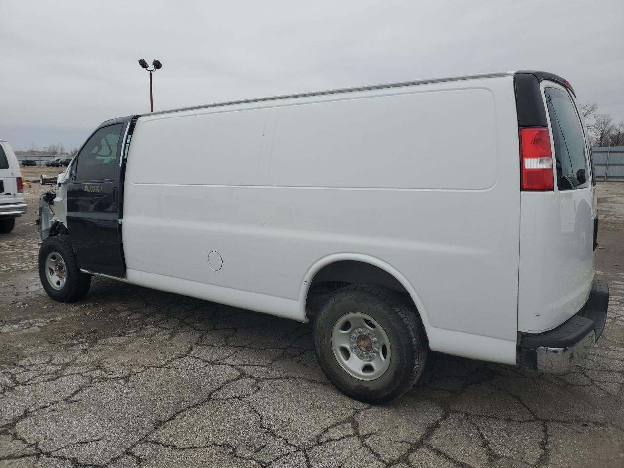 VIN 1GCZGHFB9K1322174 2019 CHEVROLET EXPRESS no.2