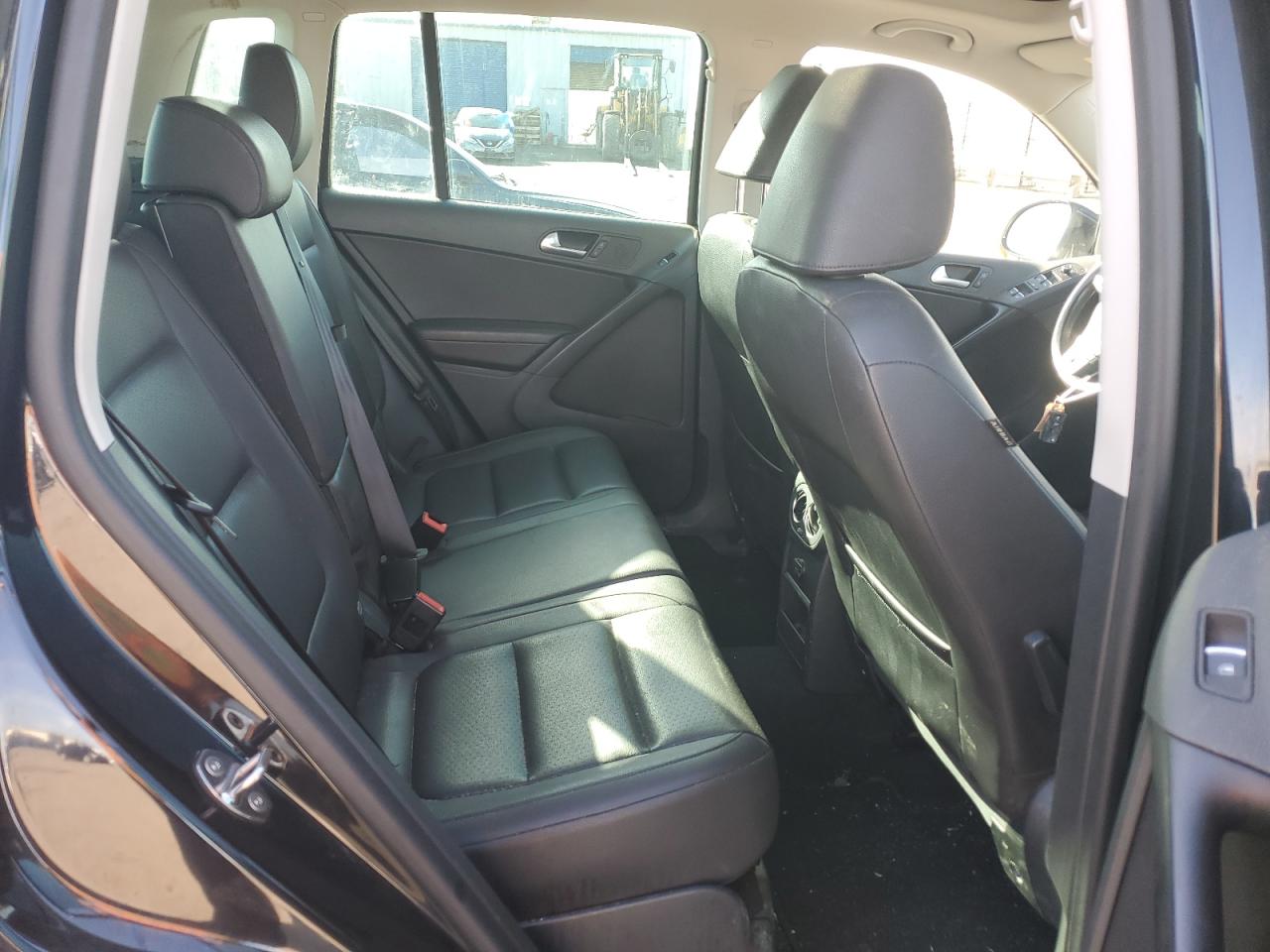 2017 Volkswagen Tiguan - Image 11