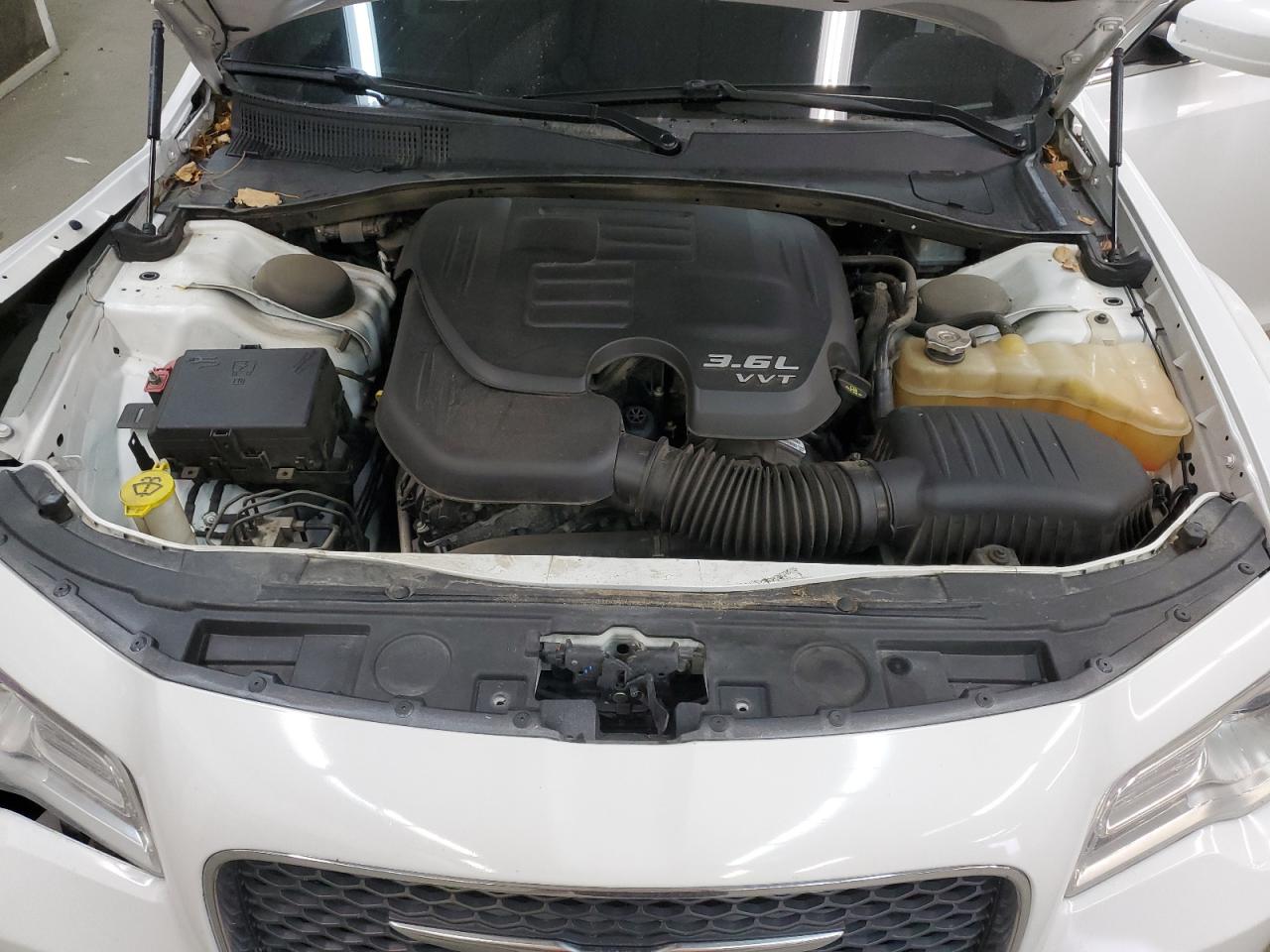 2016 Chrysler 300 - Image 11