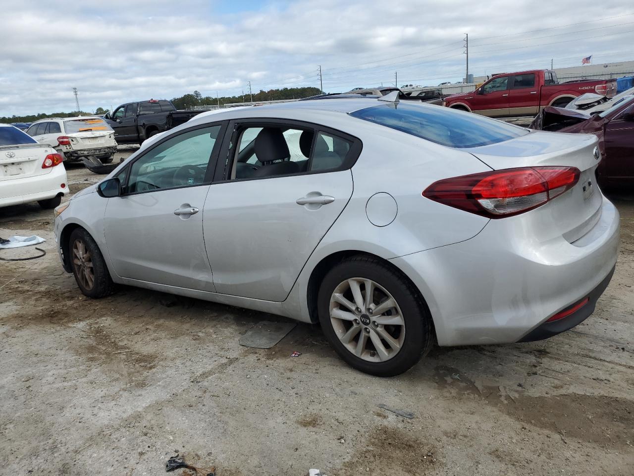 3KPFL4A72HE148156 2017 KIA FORTE - Image 2