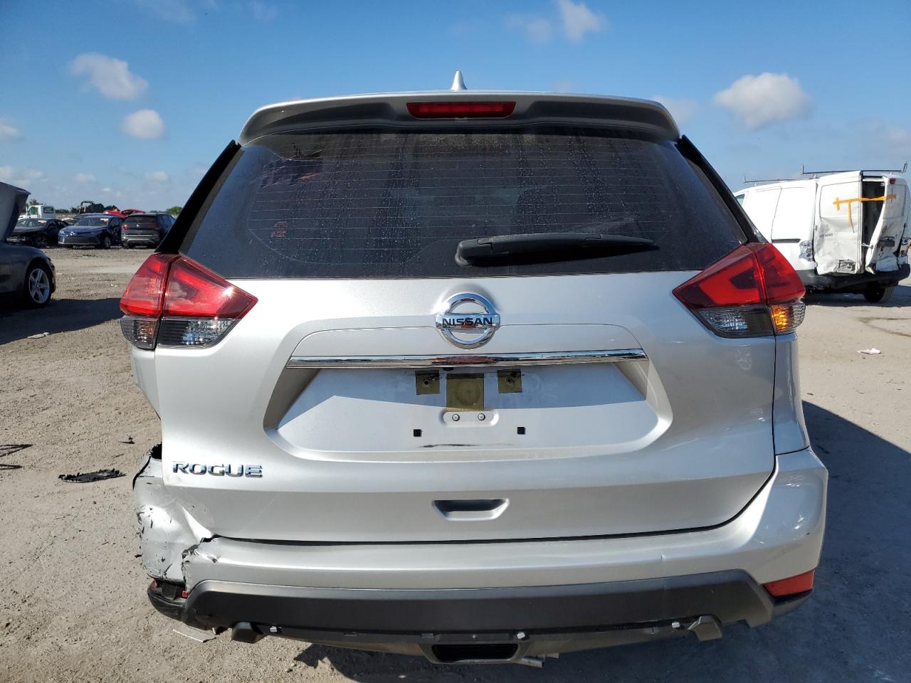 2017 Nissan Rogue - Image 6