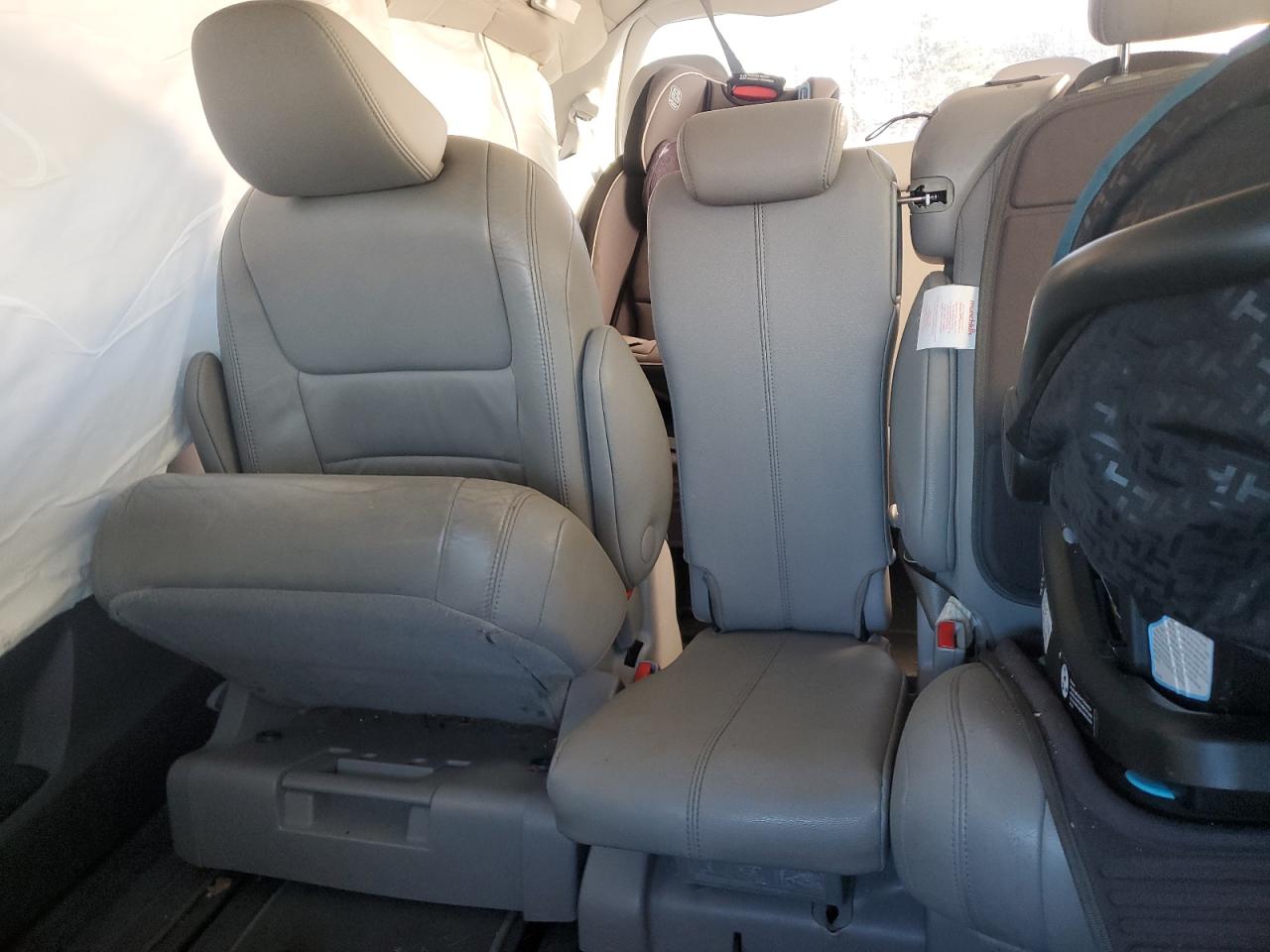 2015 Toyota Sienna - Image 10