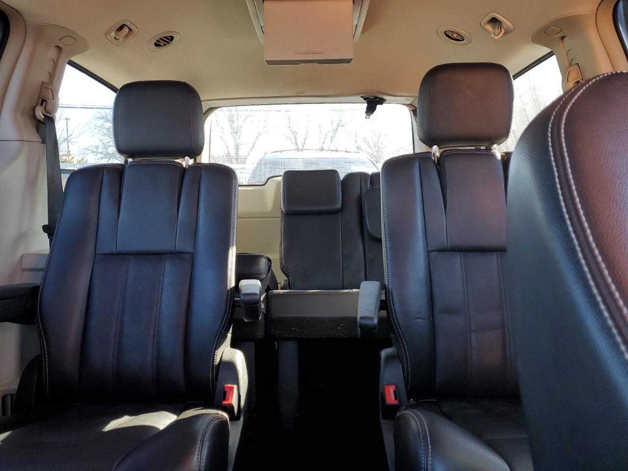 2012 Chrysler Town & Country - Image 10