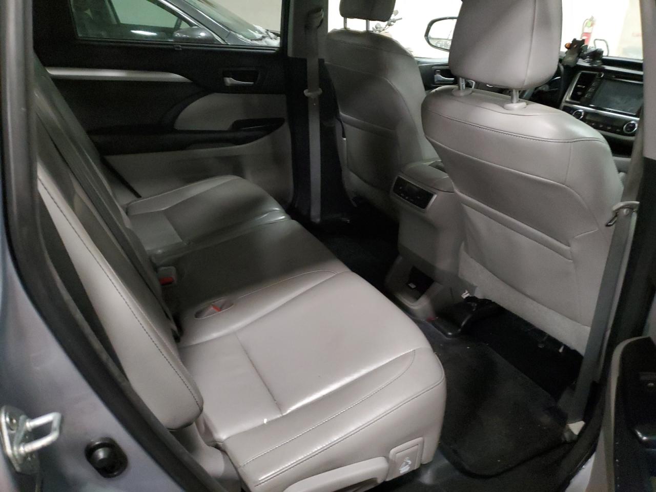 2014 Toyota Highlander - Image 11