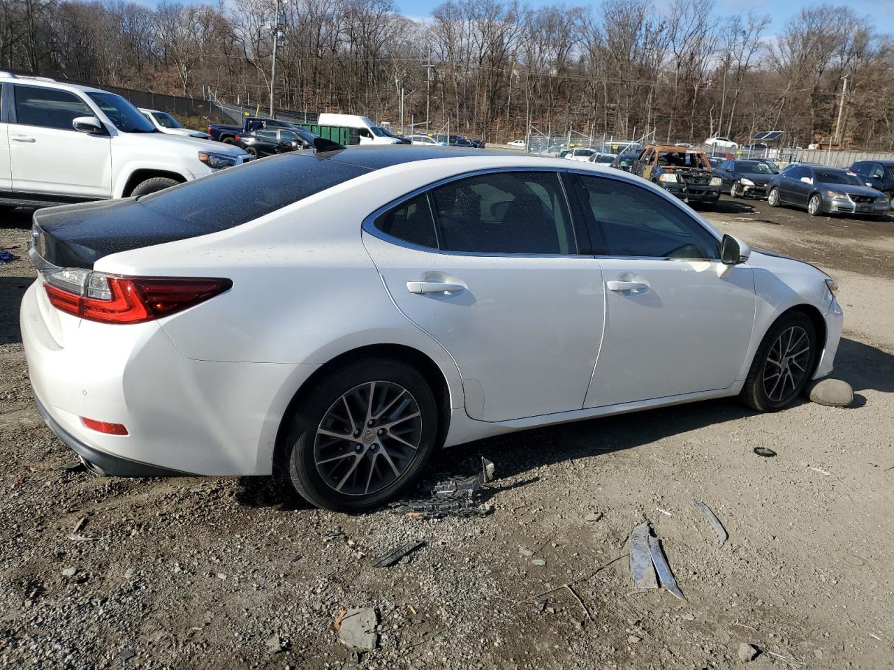 2017 Lexus ES - Image 3