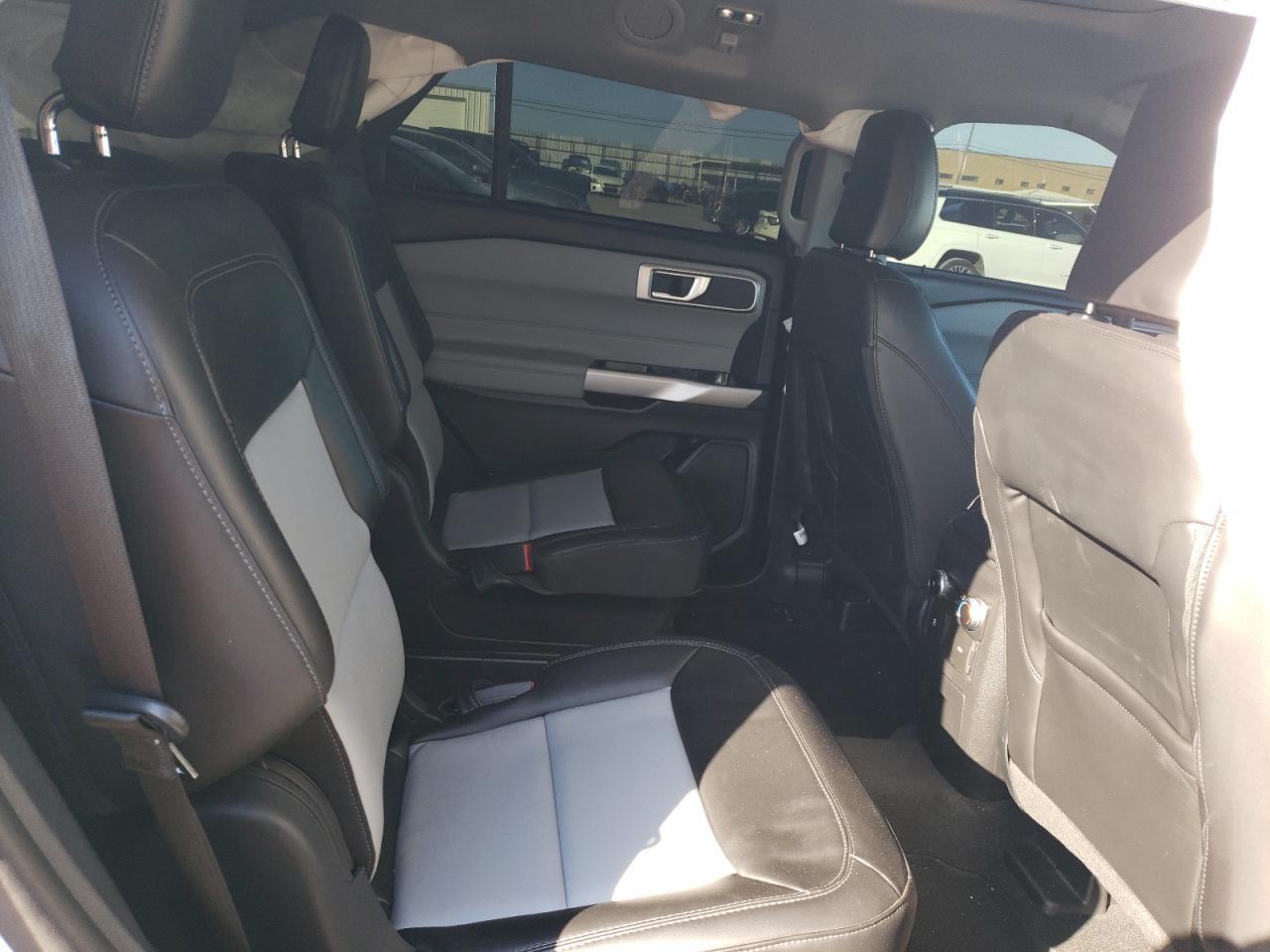 2023 Ford Explorer - Image 12