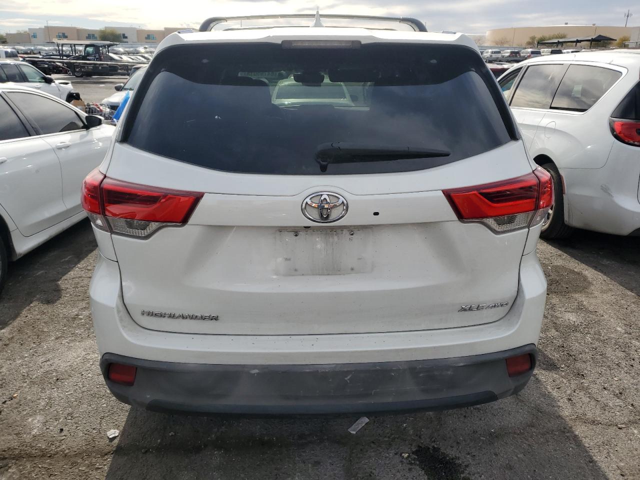 2017 Toyota Highlander - Image 6