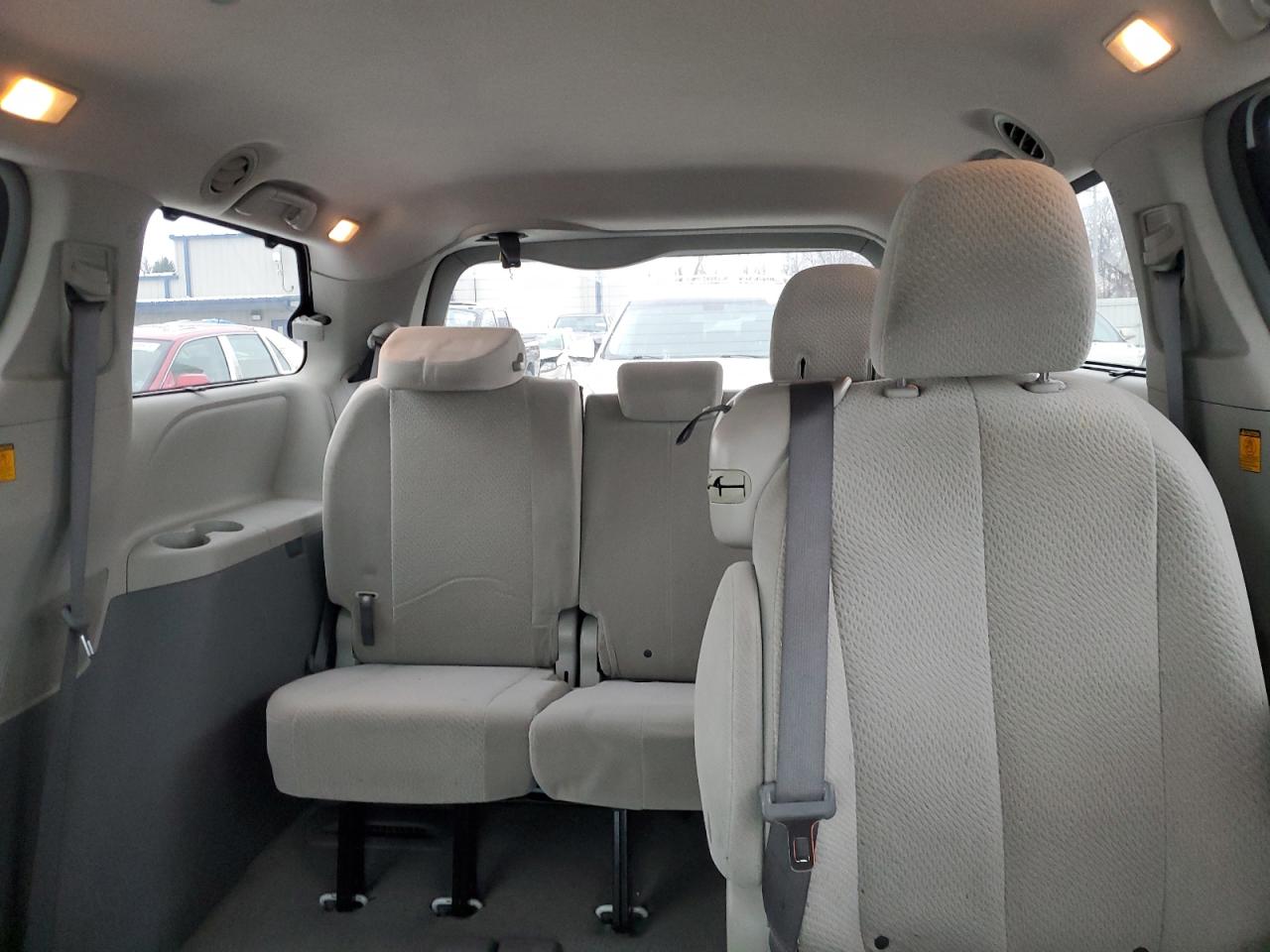 2011 Toyota Sienna - Image 10