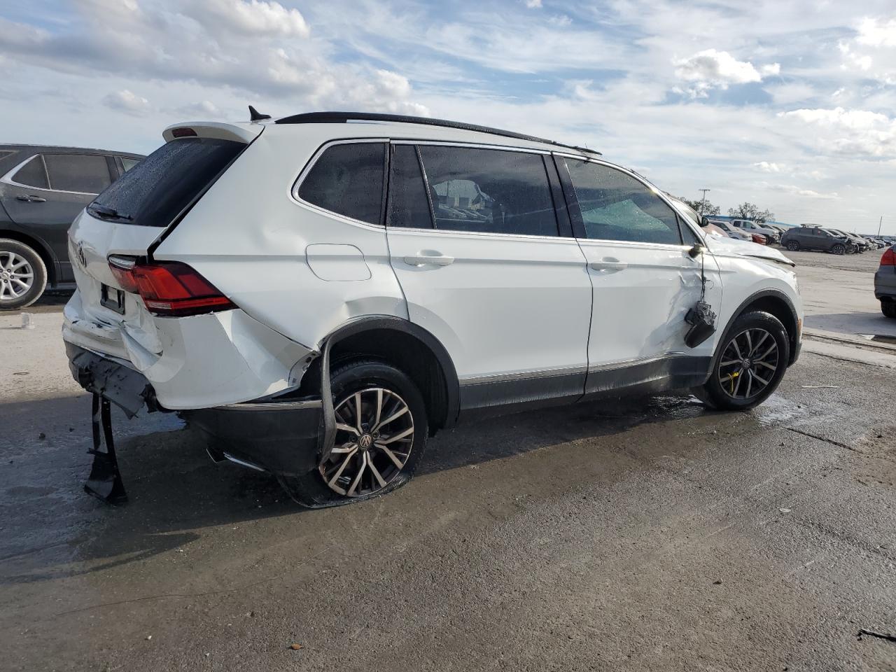 2018 Volkswagen Tiguan - Image 3