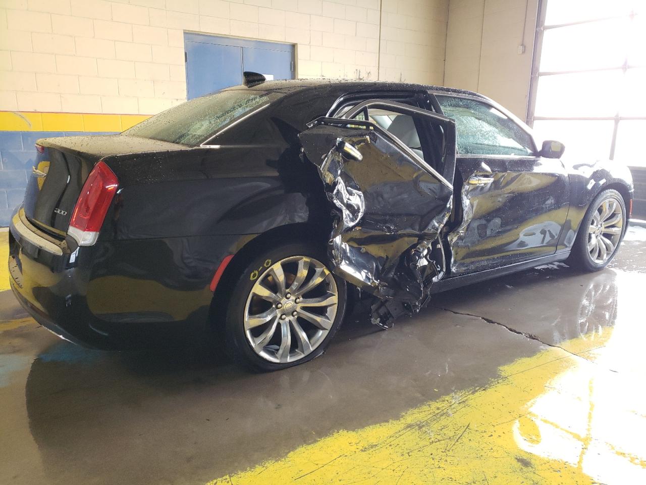 VIN 2C3CCAEG3JH137130 2018 CHRYSLER 300 no.3