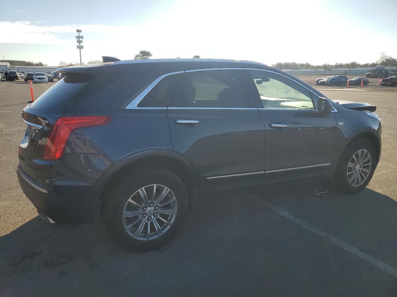 VIN 1GYKNCRS7JZ141042 2018 CADILLAC XT5 no.3