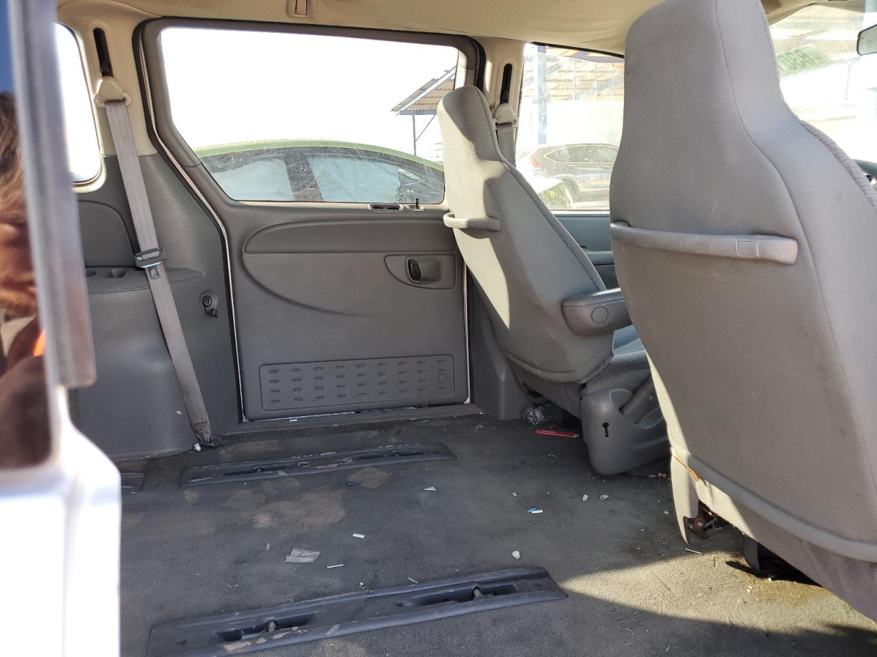 2005 Dodge Caravan - Image 10