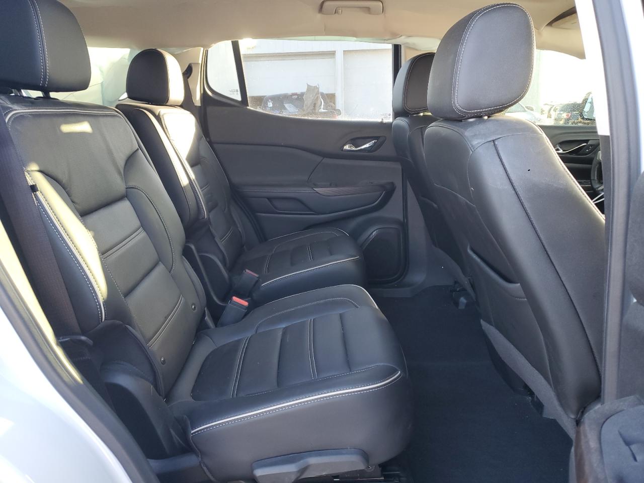2022 GMC Acadia - Image 11