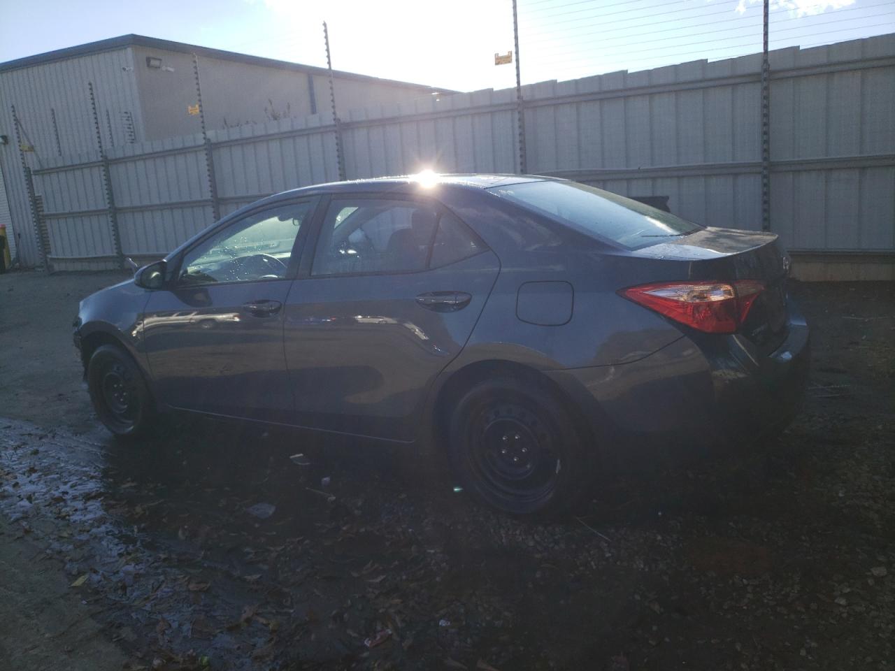 VIN 2T1BURHE0JC036599 2018 TOYOTA COROLLA no.2