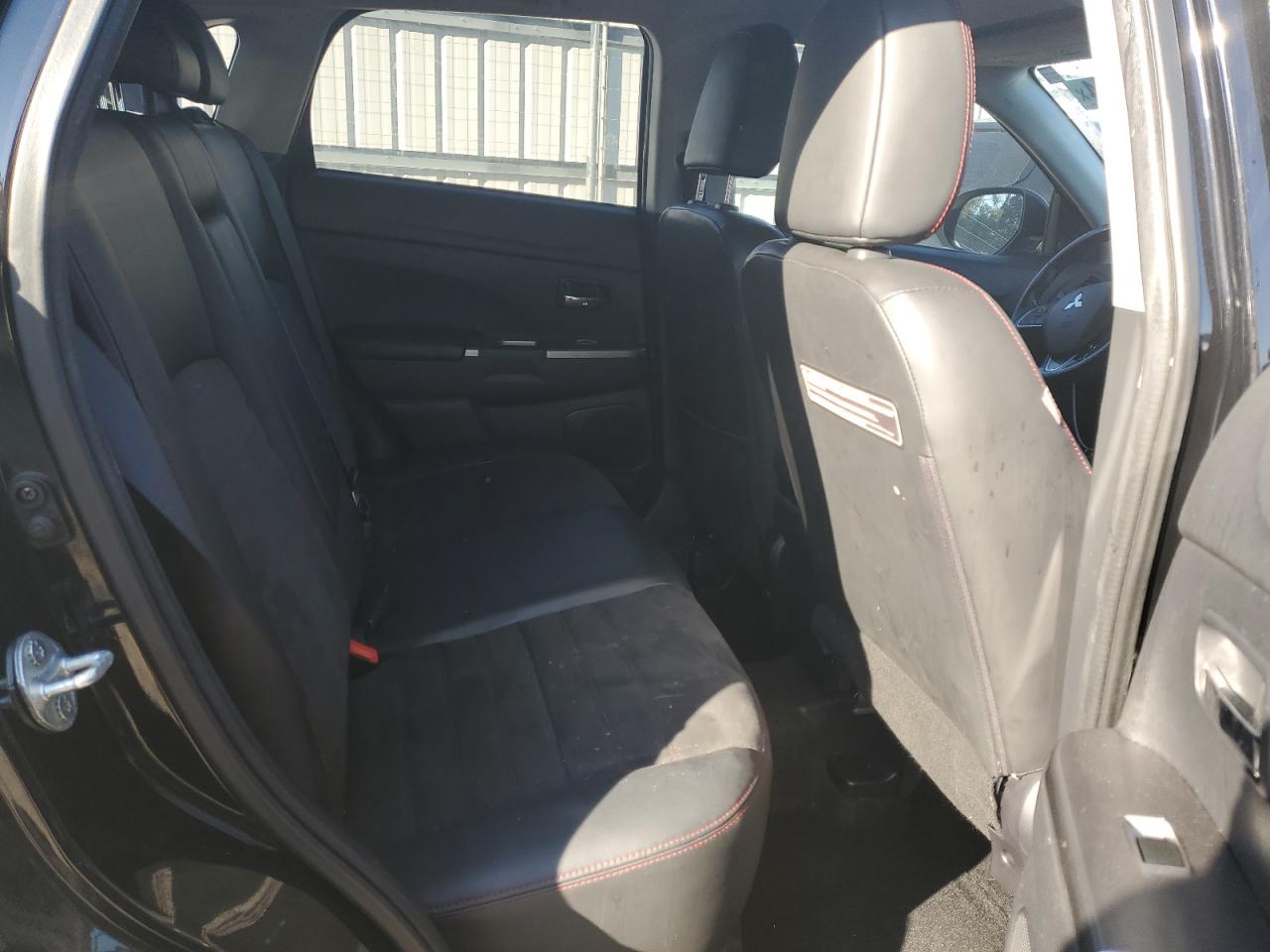 2018 Mitsubishi Outlander - Image 11